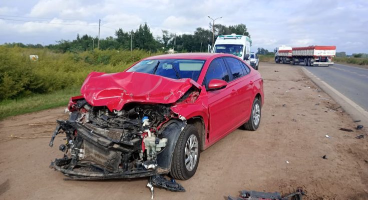 Un auto y un camión protagonizaron un accidente en la ruta 188