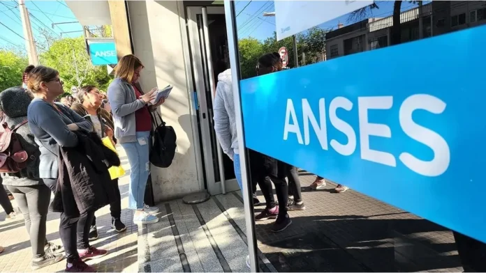 El gobierno pagará las jubilaciones en dos cuotas