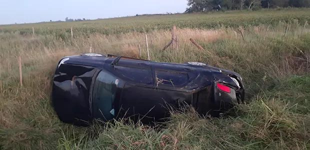 Un automóvil volcó entre General Pinto y Günther