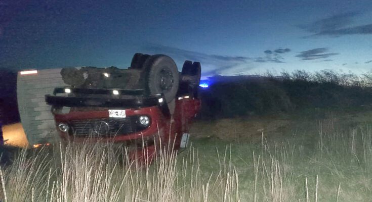 Un camión volcó entre Arenaza y Roberts