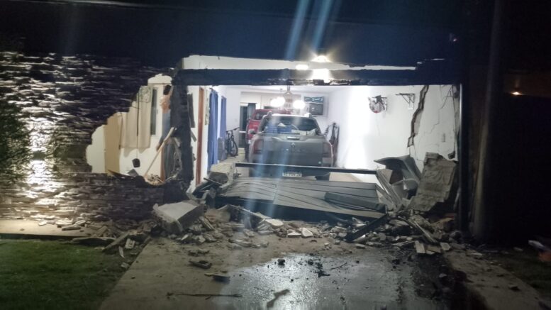 Trenque Lauquen: Chocó de lleno contra una vivienda y la destrozó