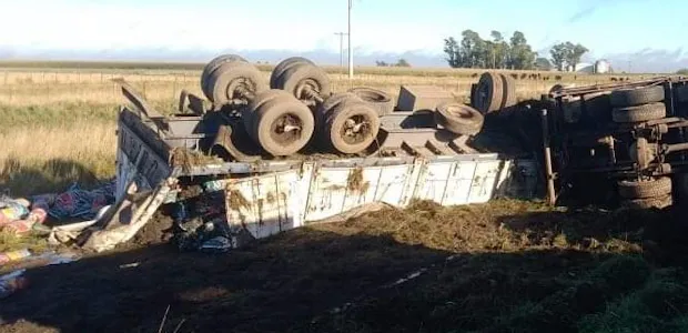 Volcó un camión cargado con papas en la Ruta 226