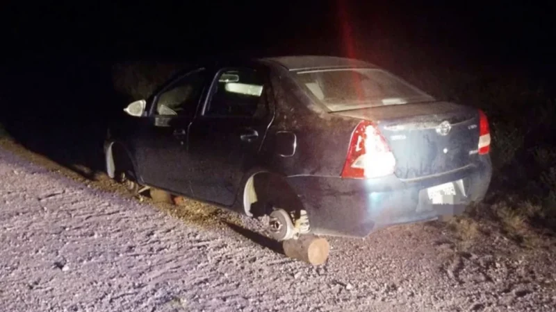 Una familia de Toay venía para General Pico, debieron dejar su auto en la banquina por una falla y se lo desmantelaron