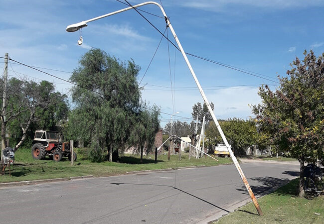 Por el viento cedieron columnas del alumbrado público en General Villegas