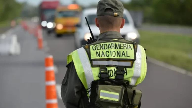 Aprehendieron a un policía bonaerense en Ruta 226: Llevaba un arma ilegal y una gran suma de dinero