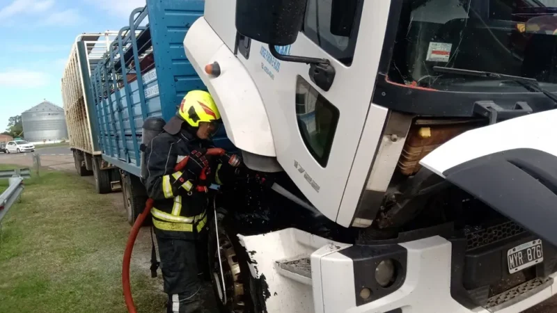 Incendio en el motor de un camión sobre el cruce de la ruta 5 y 33