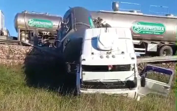 Un camión lechero volcó y cayó a un barranco en la ruta 5