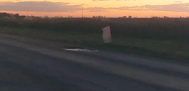 Un vecino de Cañada Seca señaló con bolsas y varillas los pozos más grandes de la Ruta 33