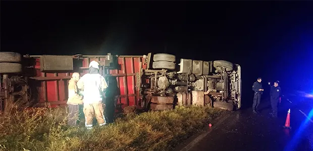 Despiste y vuelco en Ruta 33 a la medianoche