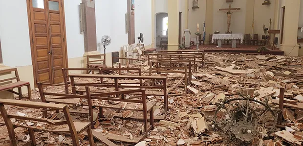 Cayó el cielorraso en la iglesia de Vedia, un milagro hizo que no haya personas heridas