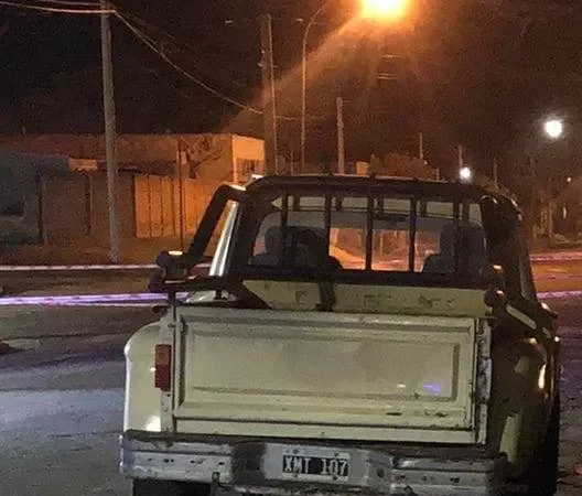 Un joven motociclista de 29 años falleció tras chocar una camioneta estacionada