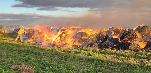 Unos 120 rollos de pasto fueron quemados, intencionalmente, en la quinta de Schroh