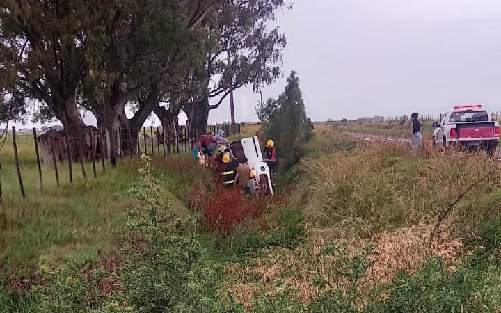 Accidente en un camino vecinal cerca de Tres Algarrobos